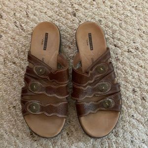 Awesome brown Clark’s 8W adjustable sandals